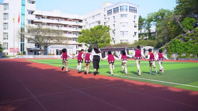 学校操场老师带着学生奔跑
