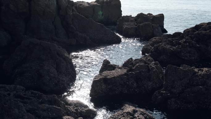 大连燕窝岛景区的海水拍打着礁石滩