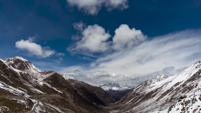 川西高原巴朗山雪山蓝天白云云朵变焦延时