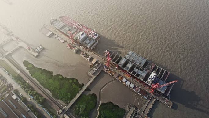 上海外高桥造船厂停船码头