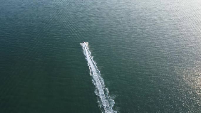 海上飞艇浪花