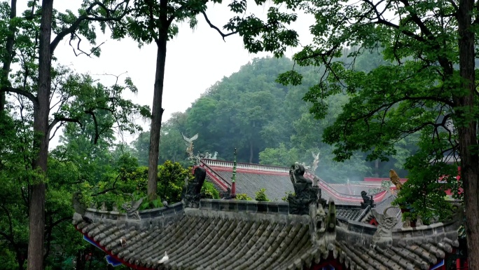 贵阳黔灵山公园弘福寺大门上升航拍