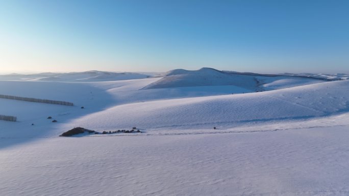 航拍严冬中的白雪皑皑的雪原