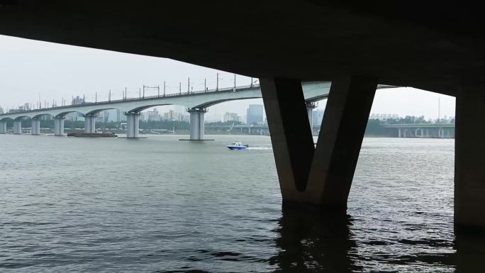 城市湖 游艇 高速桥
