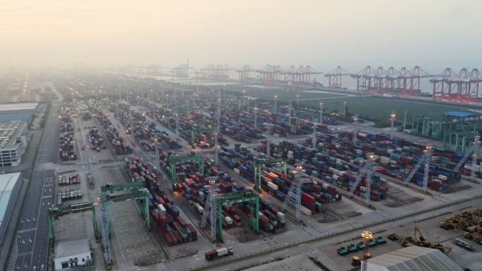 上海浦东大型货运集装箱码头