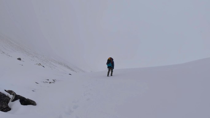 攀登岷山山脉主峰雪宝顶的登山者徒步进山