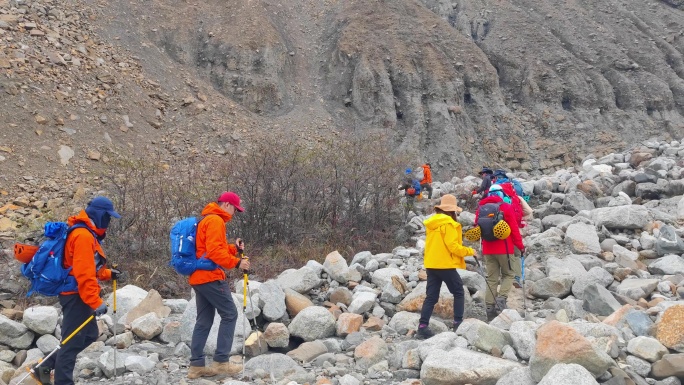 四川甘孜攀登那玛峰的登山者徒步进山