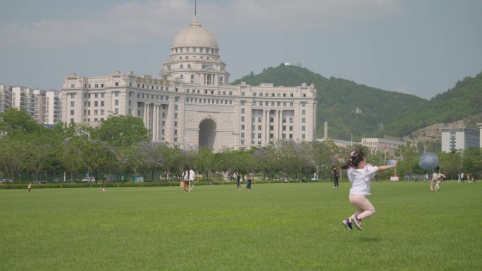 城市 阳光 草地 人物 活动