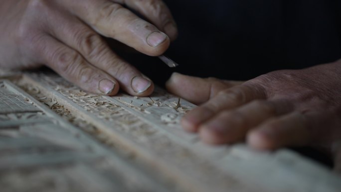 传统木雕工匠手拿刻刀雕刻实拍特写原素材