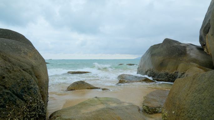 阴天海边岩石礁石浪花 大海岸边石头海浪