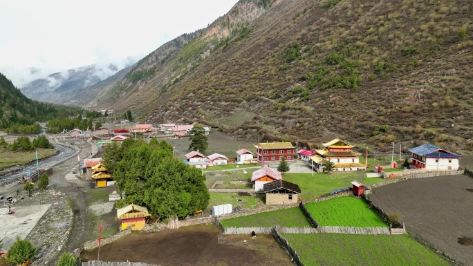 航拍四川阿坝松潘县上呐米村藏式民居田园