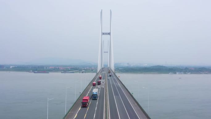 4K航拍长江大桥水面汽车桥货车