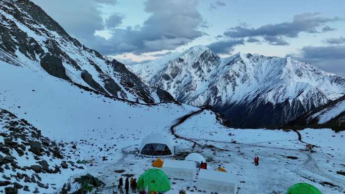 航拍四川甘孜贡嘎山区那玛峰登山C1营地