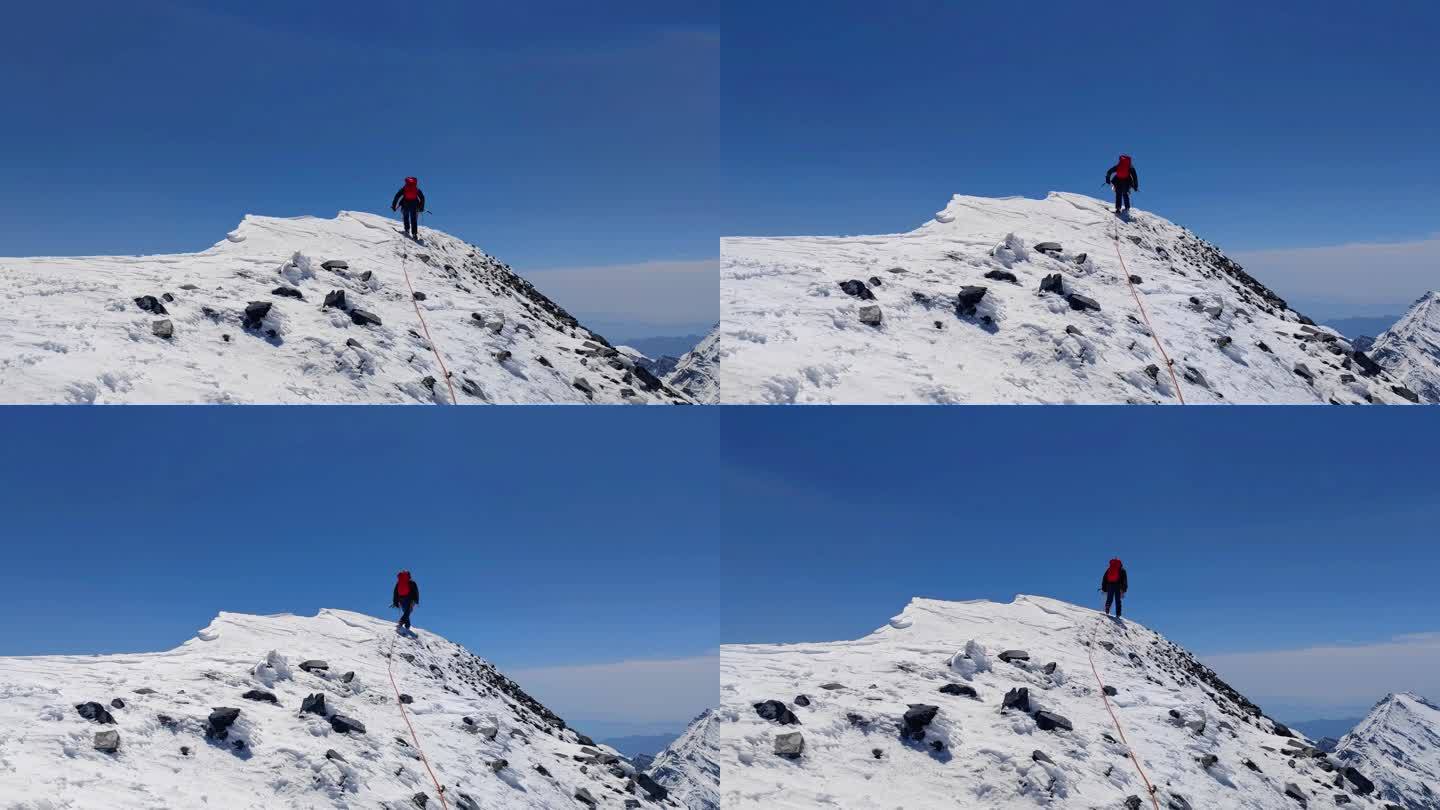 登顶四川阿坝岷山山脉主峰雪宝顶的登山者