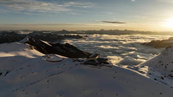 雪山日出云海