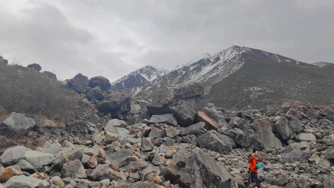 四川甘孜攀登那玛峰的登山者徒步进山