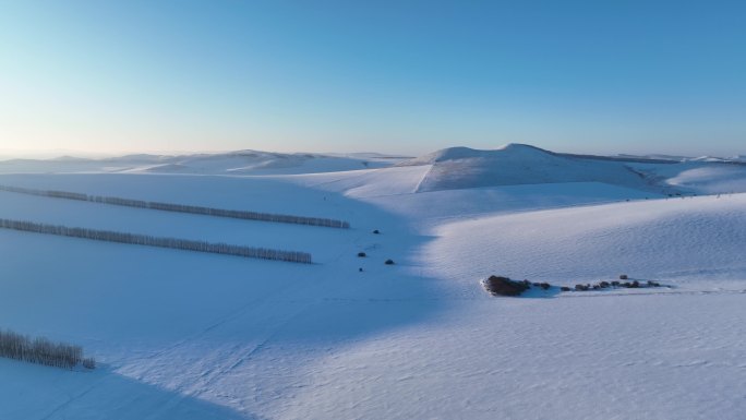 航拍严冬中的白雪皑皑的雪原