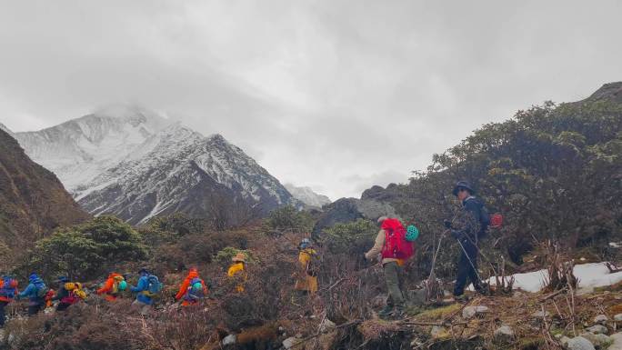 四川甘孜攀登那玛峰的登山者徒步进山