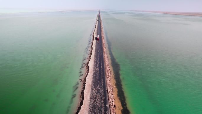 行驶在青海西台吉乃尔双色湖的大货车