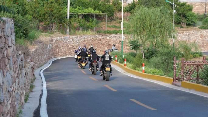 摩托车队行驶在乡村道路