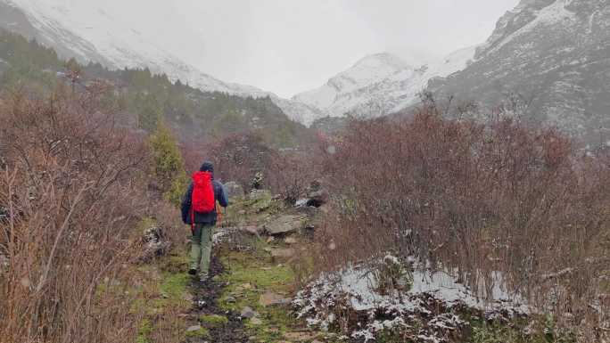 攀登岷山山脉主峰雪宝顶的登山者徒步进山