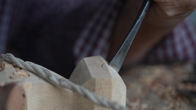 传统木雕手艺人手拿凿子雕刻特写实拍原素材