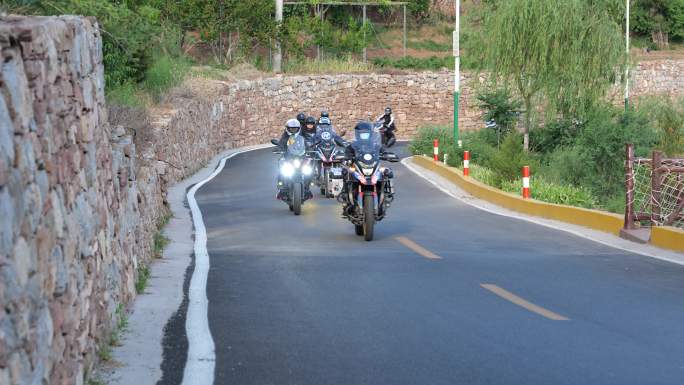 行驶在公路上的摩托车队