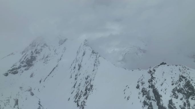 航拍四川阿坝松潘岷山山脉雪山