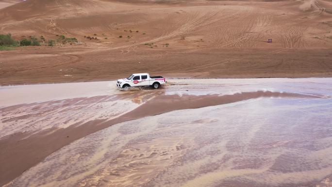 皮卡沙漠路况涉水实景拍摄高清航拍