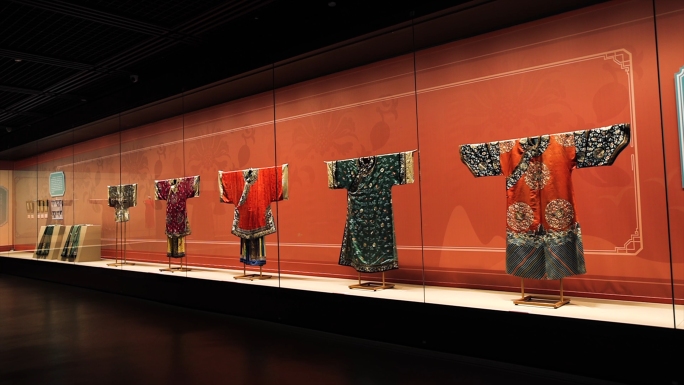 中国古代女性服装展