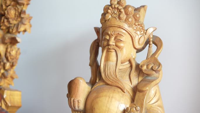 传统木雕作品财神菩萨实拍原素材