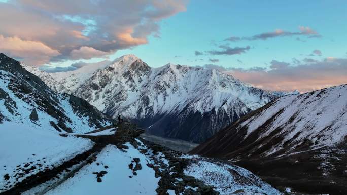 那玛峰C1营地航拍傍晚的贡嘎山区雪山风光