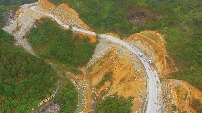 公路 汽车行驶 陡峭的山路