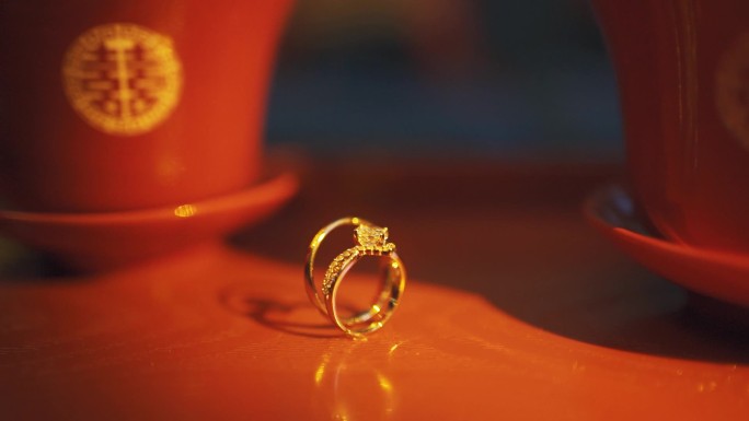喜气中国红婚礼戒指空镜