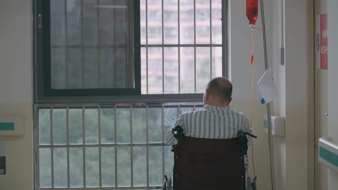 病人坐着轮椅在医院走廊