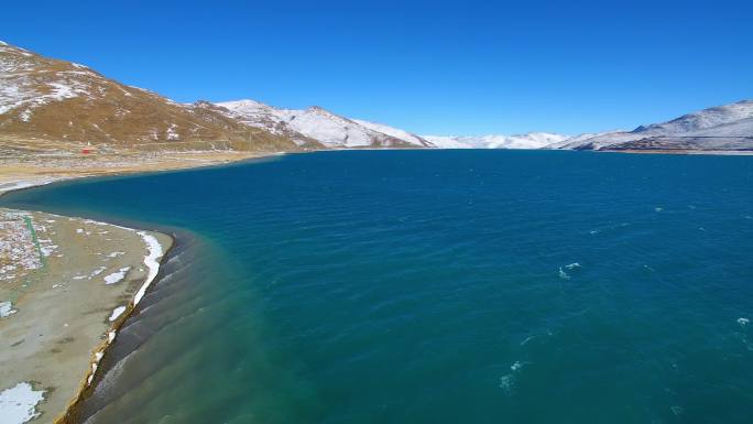 航拍西藏羊湖蓝色湖水与雪山、羊卓雍措