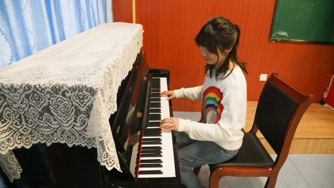 美女老师弹钢琴