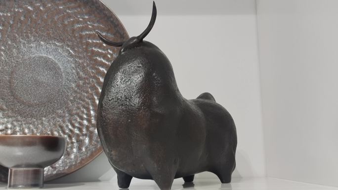 景德镇雕塑瓷 抽象牛