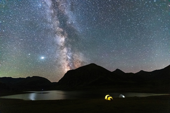 阿勒泰边境诺尔特湖银河