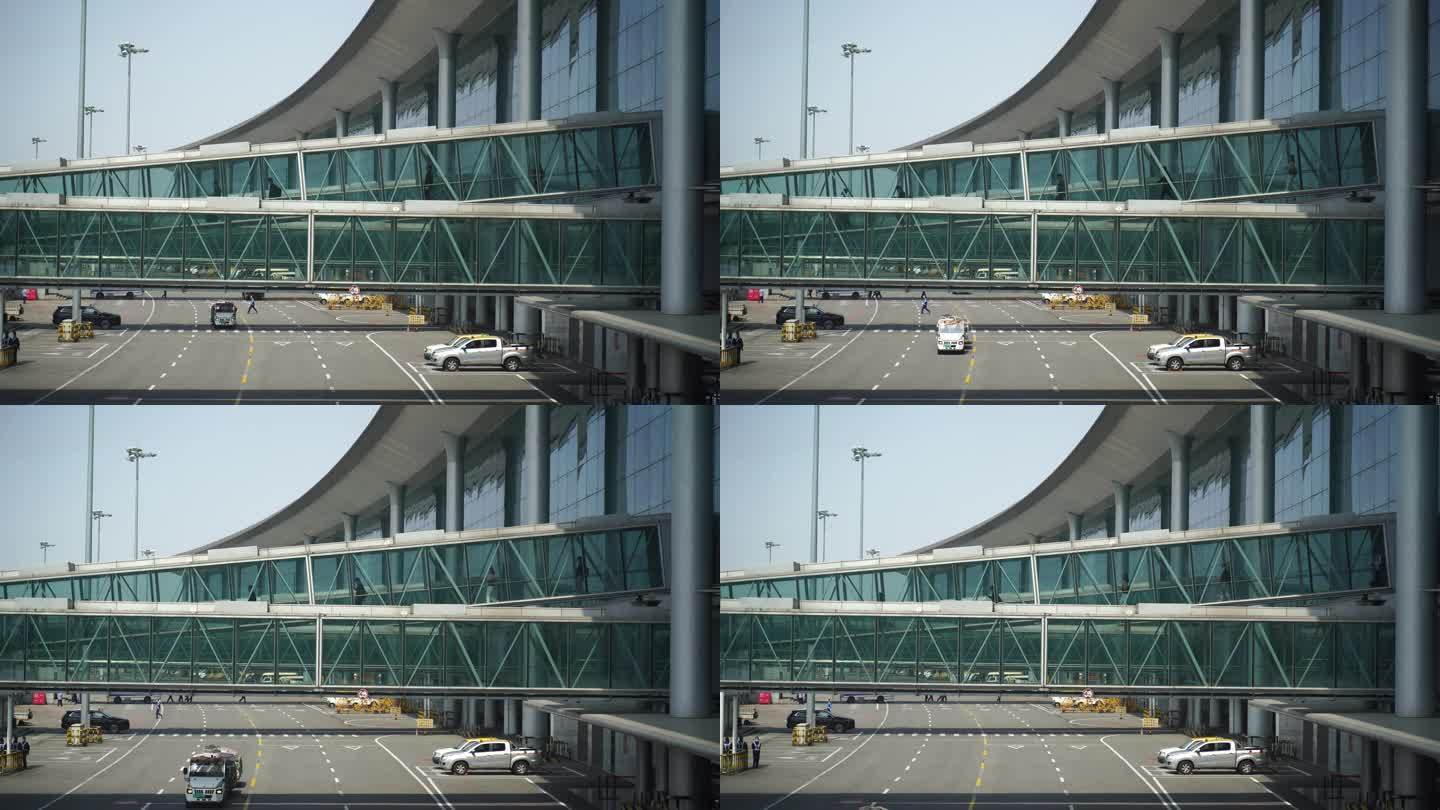 机场登机廊桥乘客玻璃登机桥上行走的乘客