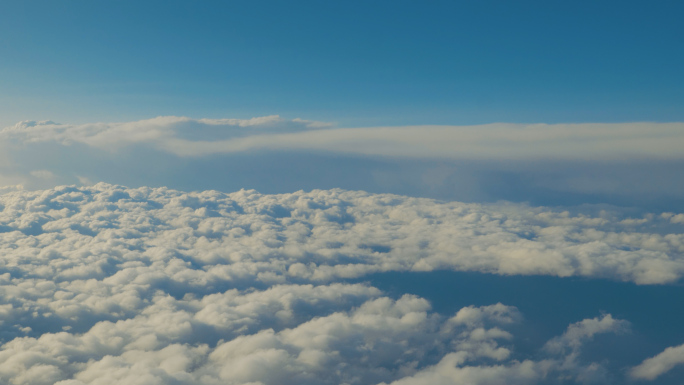 飞机云层云端云海云朵飞机在云层中飞过穿梭