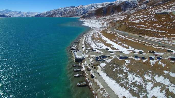 航拍西藏羊湖蓝色湖水与雪山、羊卓雍措