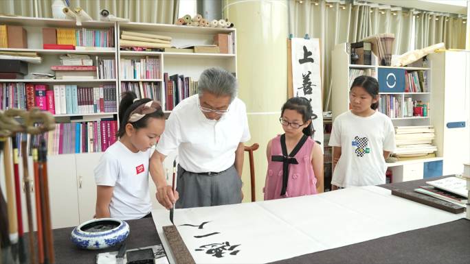 老教授教学生写毛笔字 爱国教育