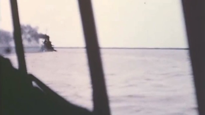 50年代长江320号船在风雨中行驶