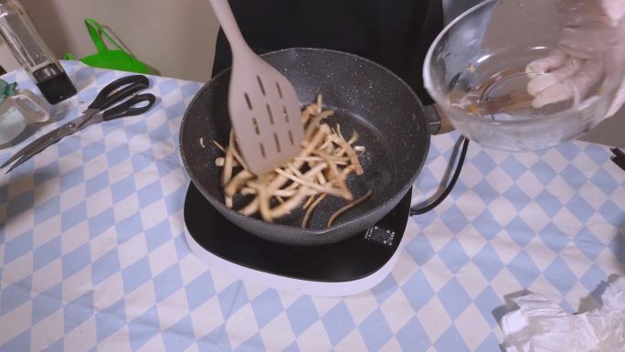 小鸡炖蘑菇茶树菇炒制做饭（2）