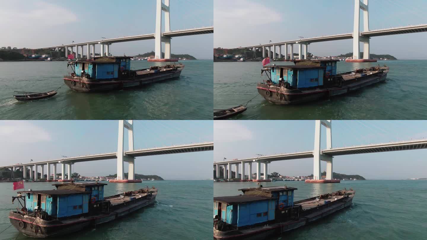 通过大桥的中国小渔船