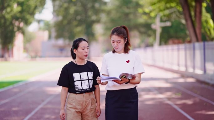 老师学生走路沟通交流学习脚步在路上