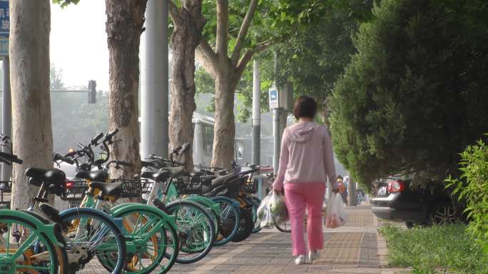 城市早晨市井城市人文晨练车流行人骑车上班