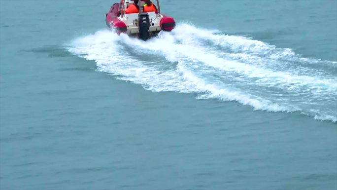 青岛 第一海水浴场 游艇载客飞驰视频素材