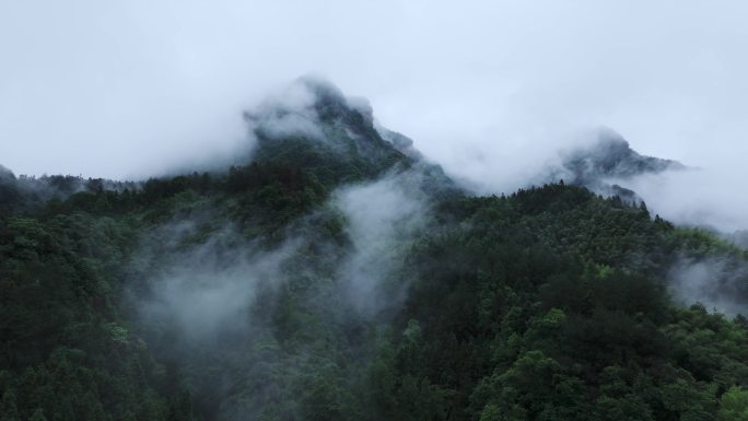 山海雾气缭绕的青山意境中国风
